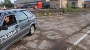 Упражнение "Постановка ТС на место стоянки параллельно тротуару при движении задним ходом"