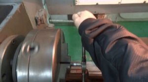 Нарезка резьбы  плашкой  на  станке.