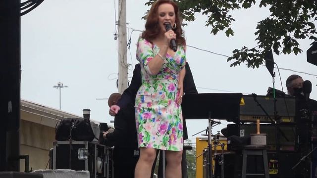 Sheena Easton "Telephone (Long Distant Love Affair)" in 4k at New York State Fair смотреть онлайн