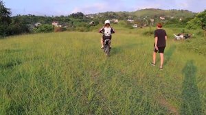 Учу ДЕВУШКУ кататься на ПИТБАЙКЕ - ПЕРВОЕ ПАДЕНИЕ!