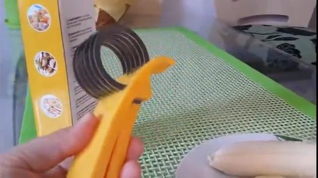Бананорезка) или как красиво нарезать банан...уникальное приспособление! смотреть онлайн