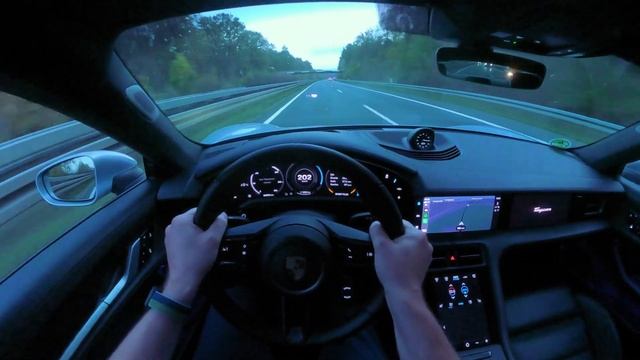 Porsche Taycan Turbo S - 3 x Autobahn Acceleration from 100 to 250 kmh смотреть онлайн