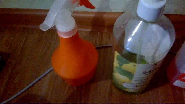 Как очистить стенку от жирных пятен вокруг выключателя света!!!