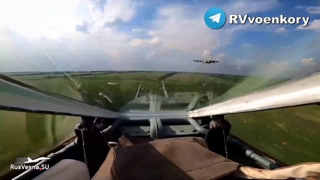 Штурмовики Су-25 наносят удары неуправляемыми ракетами по скоплениям украинских боевиков на Донбассе смотреть онлайн