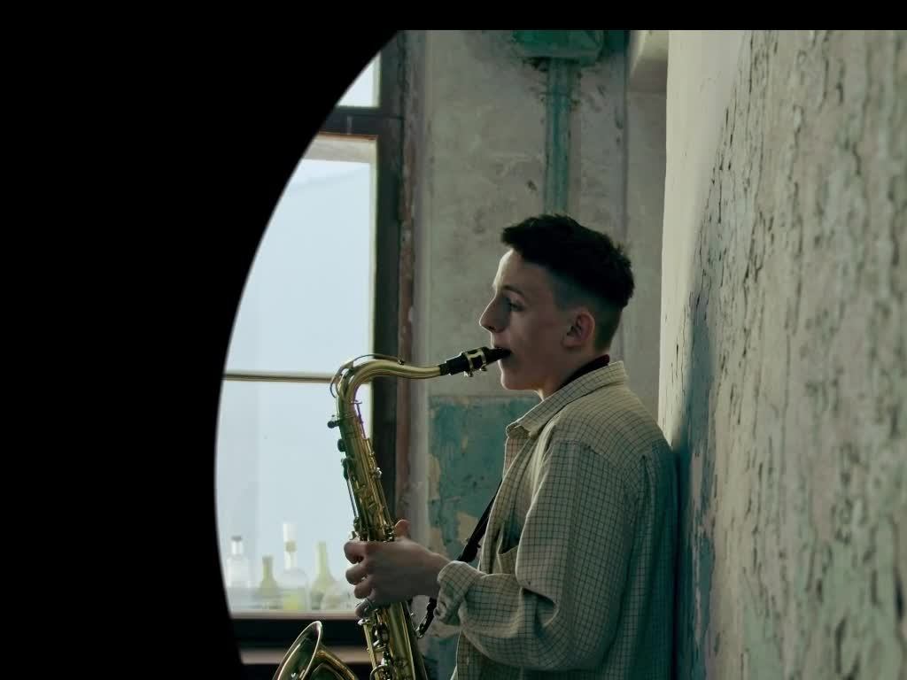 Саксофон в старом подъезде смотреть онлайн