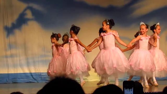 Sophia's first ballet recital-the syncopated clock смотреть онлайн