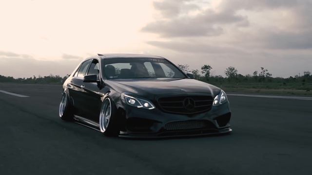 Chandra Kenzo's Bagged Mercedes Benz W204 - W212