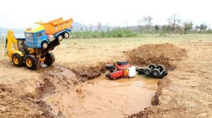 Экскаватор JCB мочит в луже друзей