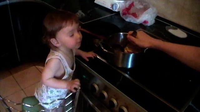 Дочь Диана 2 года варит суп