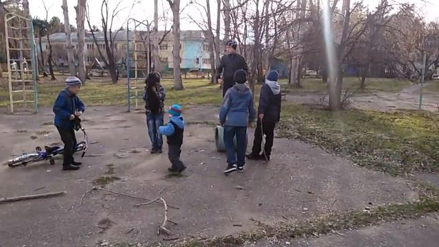 Егор гуляет с Дэни во дворе смотреть онлайн
