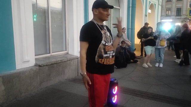 Очень красивый танец в исполнении танцора Майкла на набережной канала Грибоедова в Санкт-Петербурге смотреть онлайн