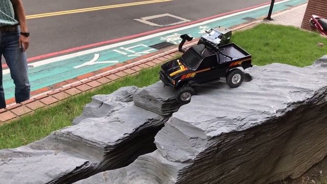 Toyota Hilux downhill rock crawling action! From Thunder Tiger AKA CR-12 Team Associated смотреть онлайн