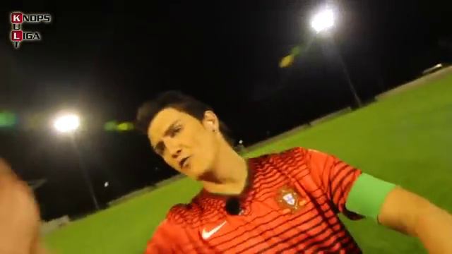 Cristiano Ronaldo Freekick Tutorial / Knuckleball / Curveball / How to shoot like Ronaldo смотреть онлайн