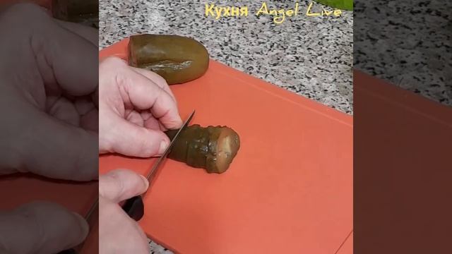 Вы скажите: винегрет? А вот и нет ! Вкусный , да ещё и с кальмаром салат ! смотреть онлайн