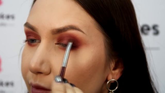 Бордовый Новогодний макияж нужен? Или это ужасно? Твое мнение