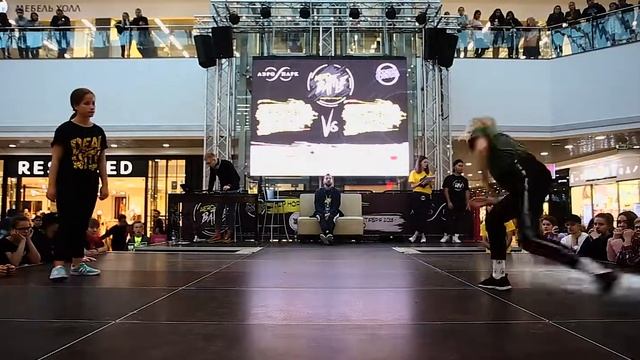 HIP-HOP AERO BATTLE 2018. JUNIORS, 1/4 Финогенова Ангелина VS Амплеева Ангелина смотреть онлайн