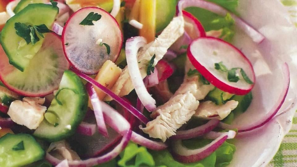 Салат с курицей, редисом и зеленью. Свежесть весенних овощей. Готовится быстро и просто смотреть онлайн