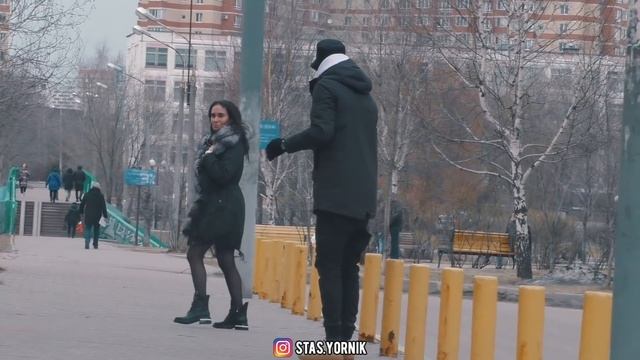 СПАС ЖИЗНЬ ОТ ПАДЕНИЯ КИРПИЧА ! ПСЕВДО СУПЕРГЕРОЙ. ПРАНК смотреть онлайн