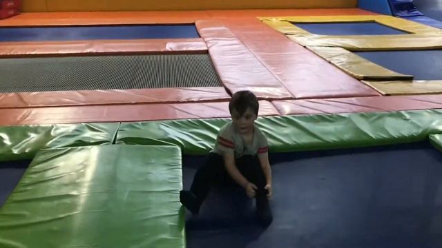Хокеюга с детьми в батутном центре смотреть онлайн