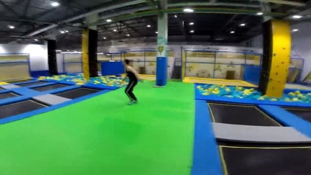 Разминка инструктора в батутном парке "Полетели!" г.Иркутск смотреть онлайн