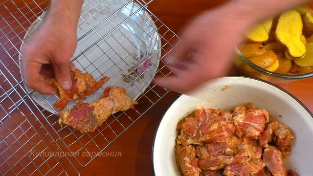 Мясо С Картофелем На Решетке. Быстрый маринад. Просто и Вкусно. Мясо На Мангале смотреть онлайн