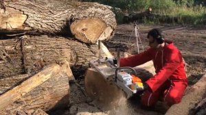 Продольное пиление бензопилой с помощью пилорамы RealForest 80002 и распиловка бревна на доски слэб