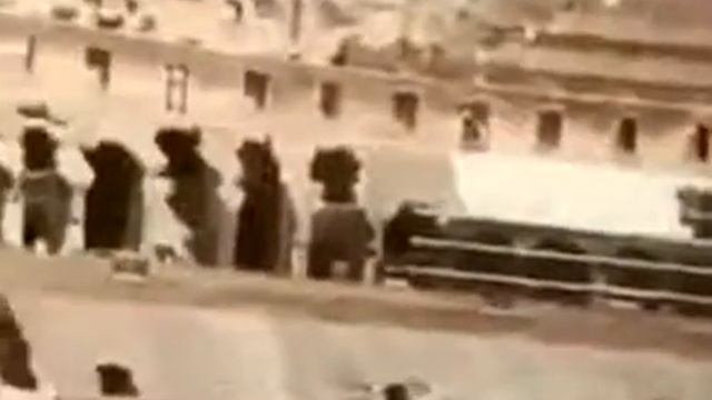 Девушка рассказывает про колизей