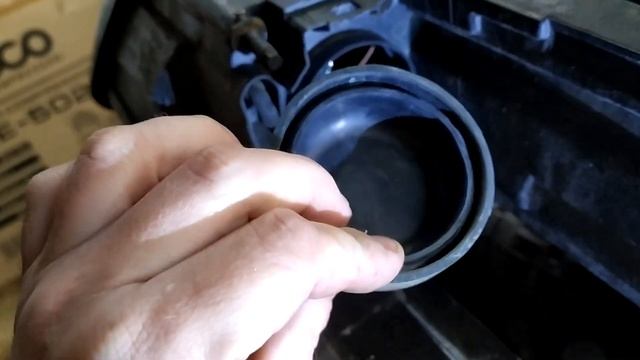 Снятие установка передних фар Skoda Octavia A5 Fl. Доступ к лампочкам H1, H7, W5W, PY21W. смотреть онлайн
