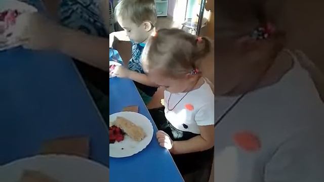 Садик спит за столом смотреть онлайн