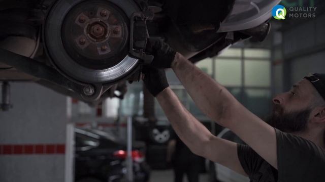 Обслуживание Ленд Ровер. Замена тормозных колодок автомобиля. Замена масла Land Rover Evogue. смотреть онлайн