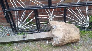 установка массивных деревянных ворот из красного дерева