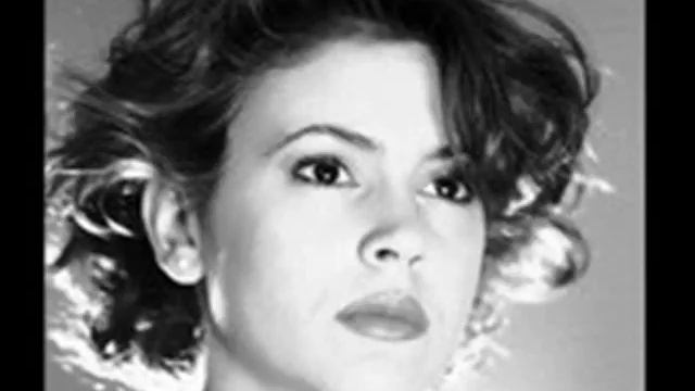 Alyssa Milano смотреть онлайн