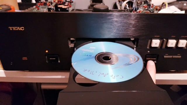 TEAC VRDS-7 Compact Disc Player (1993-97) - View inside, under repair process смотреть онлайн