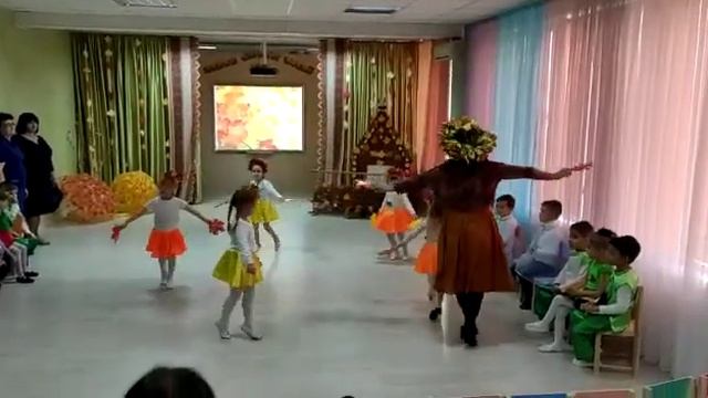 Танок з осінніми листочками. смотреть онлайн