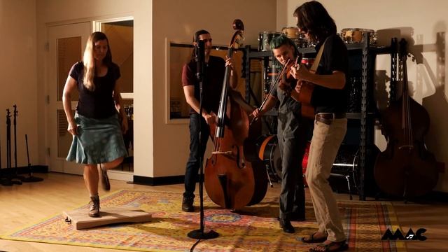 Single Mic Session - CornMaiz String Band - "Snakewinder" смотреть онлайн