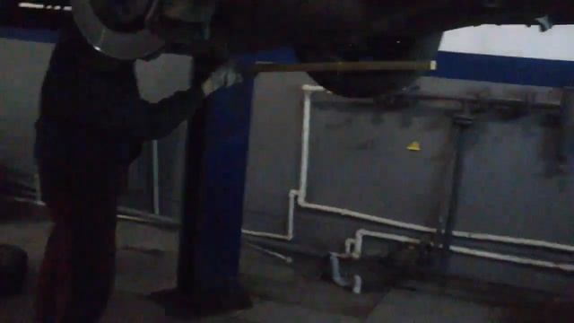 Снимаем колесо при помощщи кувалды смотреть онлайн