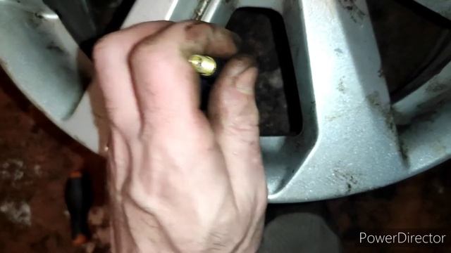 Очень быстрая замена вентиля колеса на автомобиле одной рукой?? смотреть онлайн