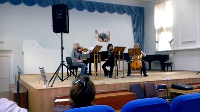 Репетиция. Вторая скрипка ужасно лажает.