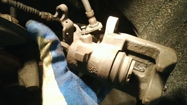 Задний суппорт клинит  и плохо тормозит на Skoda Octavia A5.