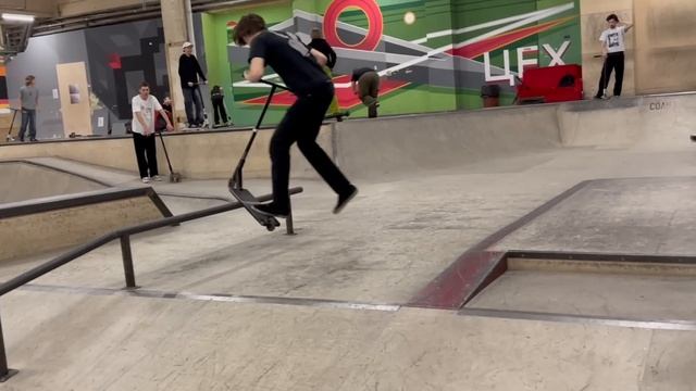 СТРИТ ТРЮКИ В ПАРКЕ | ШИЗА В КУРАЖЕ | НА САМОКАТЕ смотреть онлайн