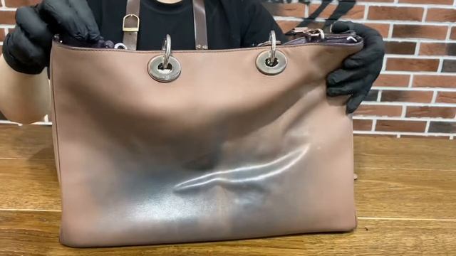 Химчистка и покраска брендовой сумки Christian Dior смотреть онлайн