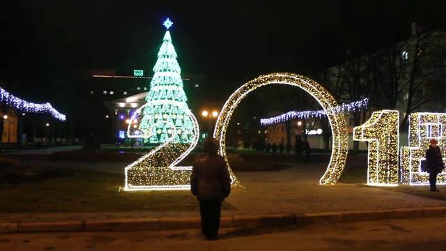 Елка в Гомеле, пр. Победы, 31 декабря 2017 года. смотреть онлайн