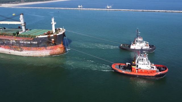 Nave portarinfuse lascia il porto di Ravenna - Bulk carrier leaves the port of Ravenna 4k смотреть онлайн