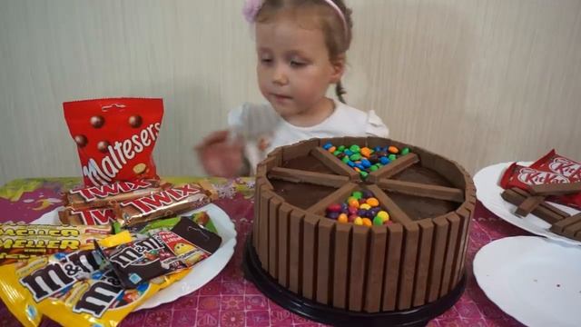 Торт из Kit Kat и M&m и конфет Skittles, Meller, Maltesers на День рождения Никиты смотреть онлайн