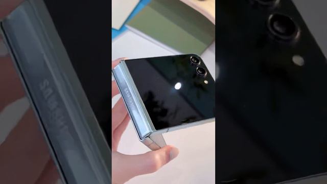Samsung Galaxy Z Flip 5 in Mint Colorway смотреть онлайн