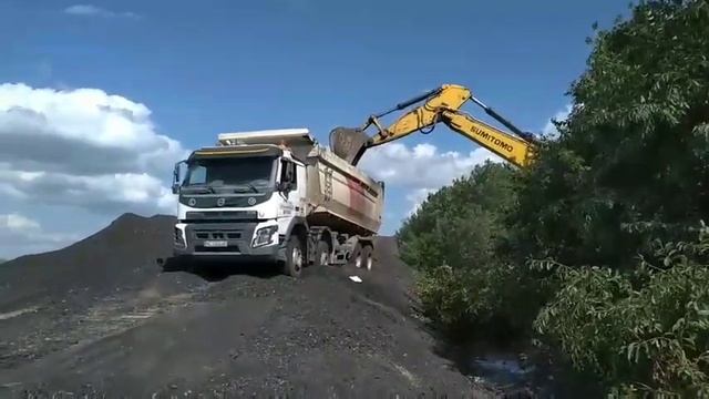 VOLVO FMX 460 Перевернулся на выгрузке смотреть онлайн