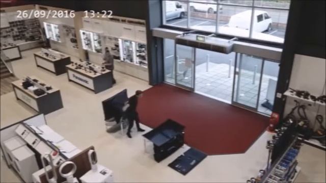 Как разбить 4 телевизора за несколько секунд смотреть онлайн