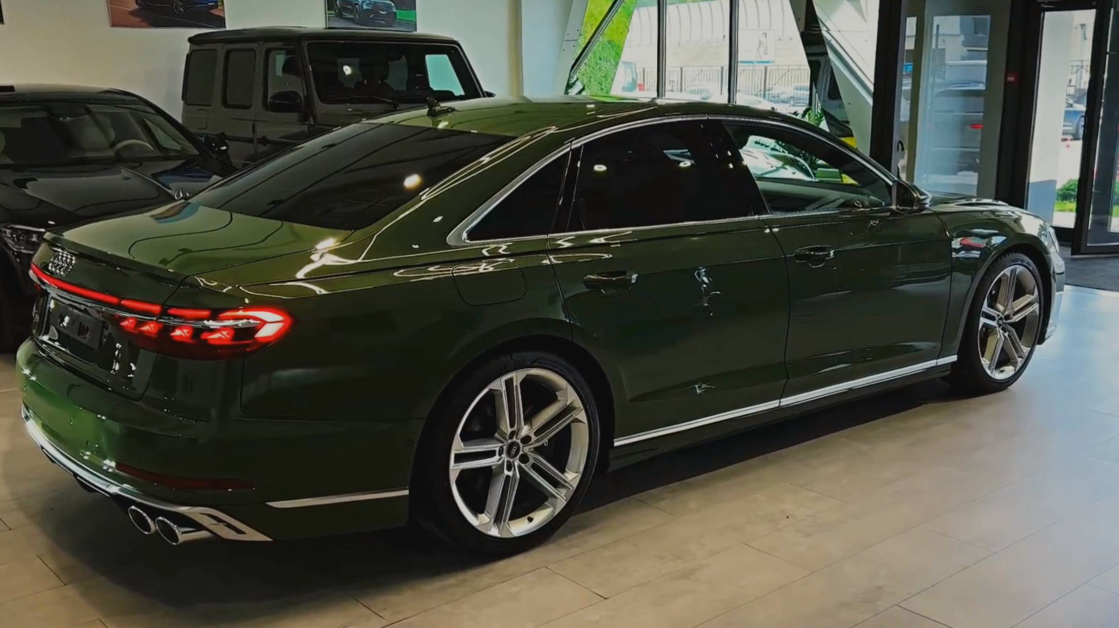 "Audi S8 2024": Обзор экстерьера и интерьера смотреть онлайн