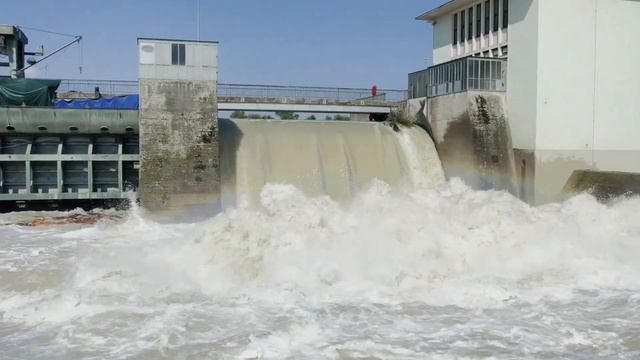 Isar Hochwasserabfluss am Kraftwerk Dingolfing, 21.07.2021 смотреть онлайн