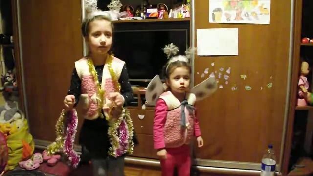 Танец снежинок в исполнении Кати и Тани:) смотреть онлайн